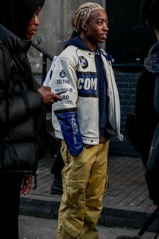 С чем носить темно-сине-белый худи мужчине