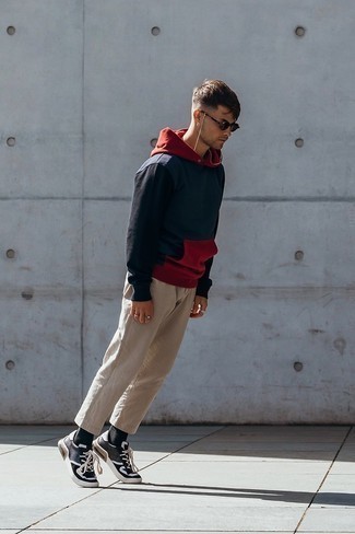 С чем носить темно-сине-белый худи мужчине