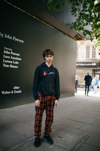 С чем носить темно-сине-белый худи мужчине