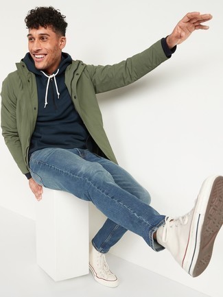 С чем носить темно-сине-белый худи мужчине