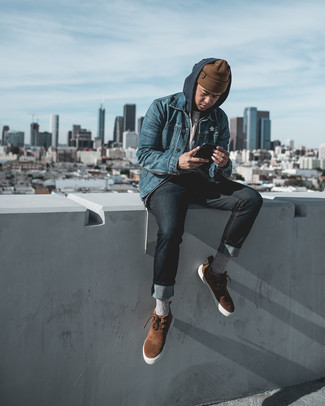 С чем носить темно-сине-белый худи мужчине