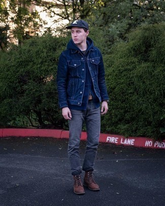 С чем носить темно-сине-белый худи мужчине