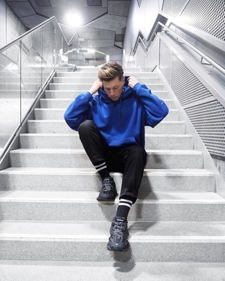 С чем носить темно-сине-белый худи мужчине