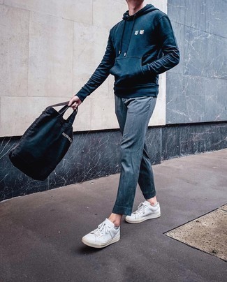 С чем носить темно-сине-белый худи мужчине