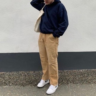 С чем носить темно-сине-белый худи мужчине