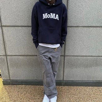 С чем носить темно-сине-белый худи мужчине