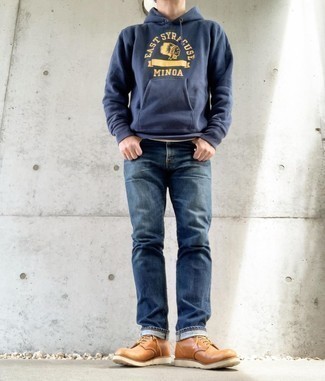 С чем носить темно-сине-белый худи мужчине