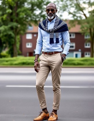 С чем носить темно-сине-белый свитер в горизонтальную полоску мужчине