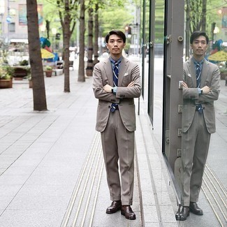 С чем носить темно-сине-белый галстук в горизонтальную полоску мужчине