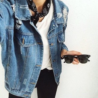 С чем носить темно-сине-белую куртку женщине