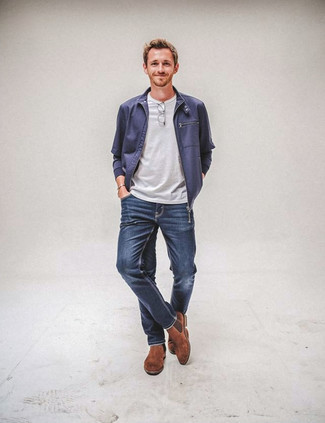 С чем носить темно-сине-белые джинсы мужчине