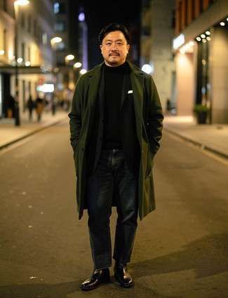 С чем носить темно-сине-белые джинсы мужчине