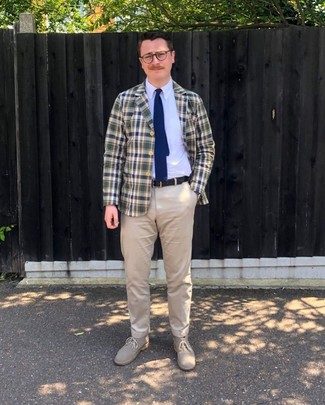 С чем носить темно-сине-белый вязаный галстук мужчине