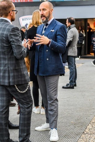 С чем носить темно-сине-белый вязаный галстук мужчине