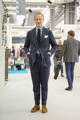 С чем носить темно-сине-белый вязаный галстук мужчине