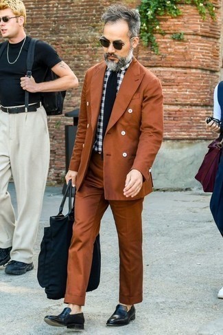 С чем носить темно-сине-белый вязаный галстук мужчине