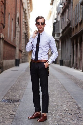 С чем носить темно-сине-белый вязаный галстук мужчине