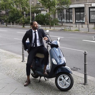 С чем носить темно-сине-белый вязаный галстук мужчине