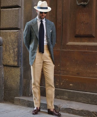 С чем носить темно-сине-белый вязаный галстук мужчине