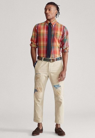 С чем носить темно-сине-белый вязаный галстук мужчине