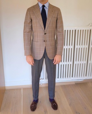 С чем носить темно-сине-белый вязаный галстук мужчине