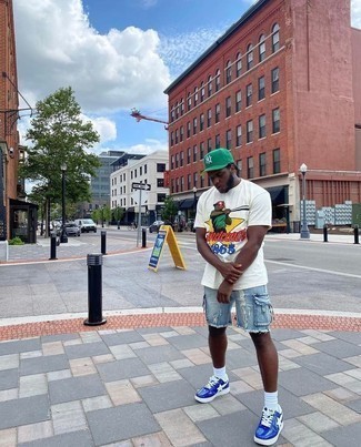 С чем носить темно-сине-белые кожаные низкие кеды мужчине