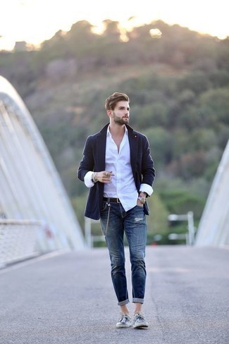 Какие пиджаки носить с темно-сине-белыми низкими кедами мужчине