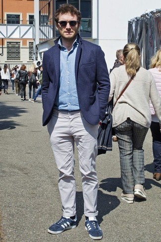 Какие пиджаки носить с темно-сине-белыми низкими кедами мужчине