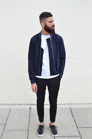 Какие бомберы носить с темно-сине-белыми низкими кедами мужчине