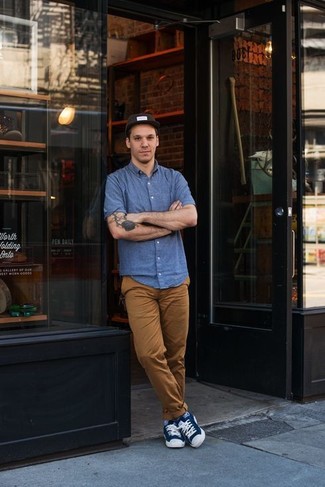 С чем носить темно-сине-белые низкие кеды мужчине