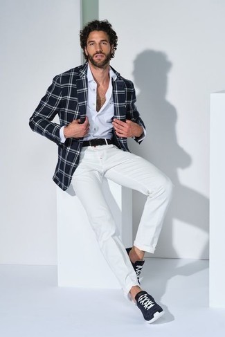 С чем носить темно-сине-белый пиджак в шотландскую клетку мужчине