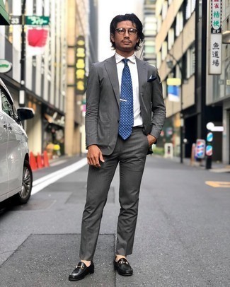 С чем носить темно-сине-белый нагрудный платок