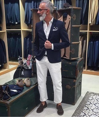 С чем носить темно-сине-белый нагрудный платок