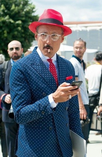 С чем носить темно-сине-белый пиджак в горошек мужчине