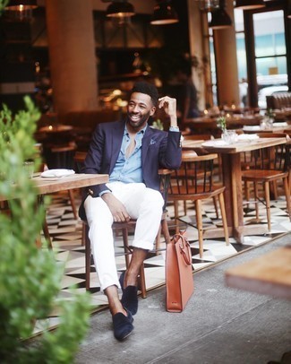 С чем носить темно-сине-белый нагрудный платок в горошек