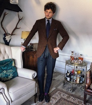 С чем носить темно-сине-белый нагрудный платок в горошек