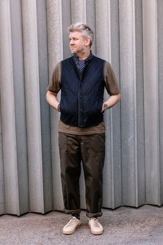 С чем носить темно-сине-белый шарф в горошек мужчине