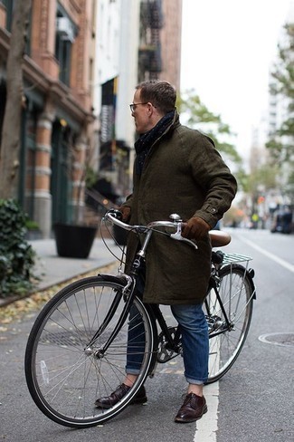 С чем носить темно-сине-белый шарф в горошек мужчине