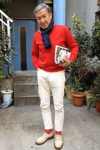 С чем носить темно-сине-белый шарф в горошек мужчине