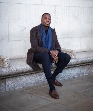 С чем носить темно-сине-белый шарф в горошек мужчине