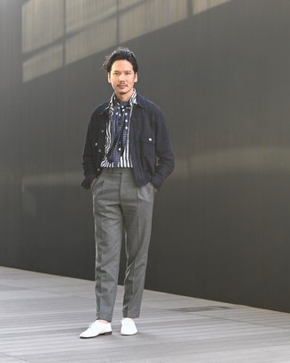 С чем носить темно-сине-белый шарф в горошек мужчине