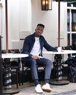 С чем носить темно-сине-белые носки в горошек мужчине