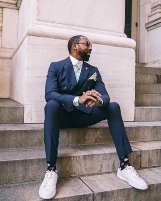 С чем носить темно-сине-белые носки в горошек мужчине