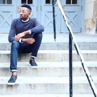 С чем носить темно-сине-белый свитер в горошек мужчине