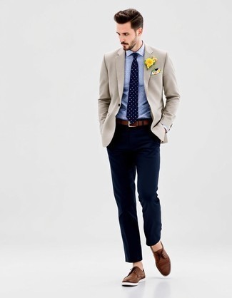 С чем носить темно-сине-белый галстук в горошек мужчине