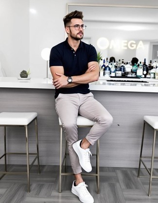 С чем носить темно-сине-белую футболку-поло мужчине