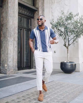 С чем носить темно-сине-белую футболку-поло мужчине