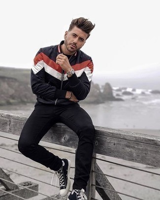 С чем носить темно-сине-белый бомбер с принтом мужчине