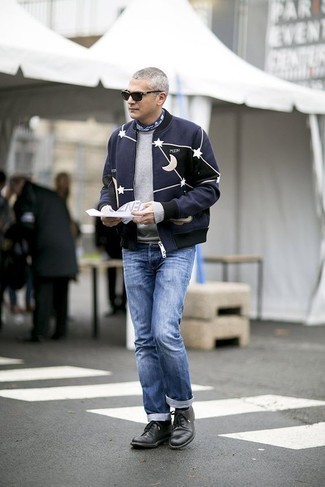 С чем носить темно-сине-белый бомбер с принтом мужчине