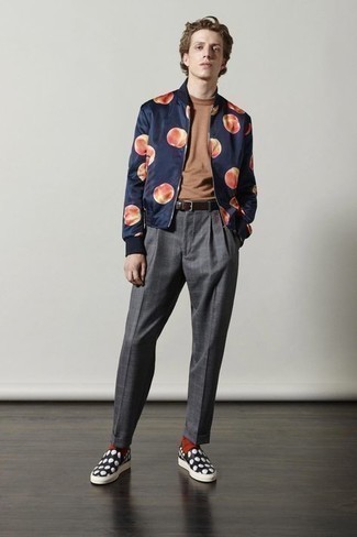 С чем носить темно-сине-белый бомбер с принтом мужчине